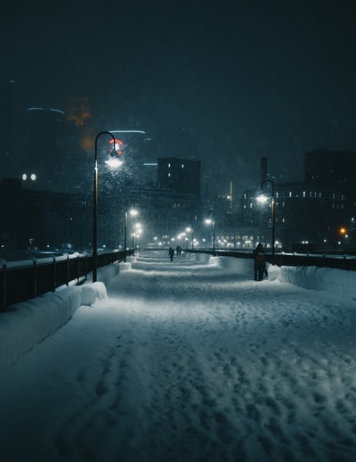 晚上被雪覆盖的道路
